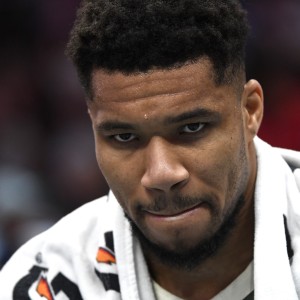 热门游戏-又一场无奈的失利！字母哥13中9&amp;罚球14中7空砍25分 有7次失误